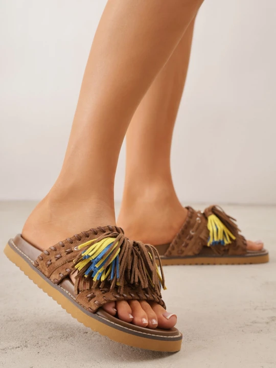 Zdjęcie produktu Brązowe Klapki VICES na Płaskiej Podeszwie w Stylu Boho z Frędzlami Averathla