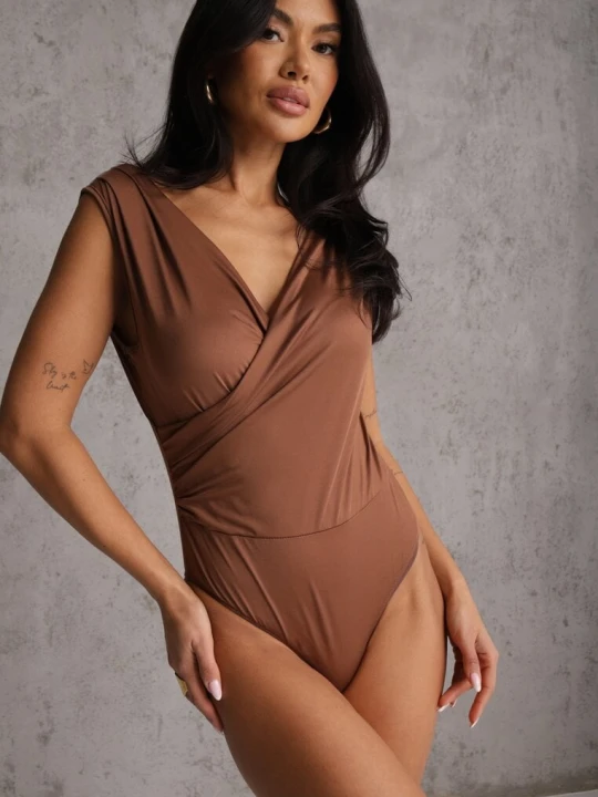Zdjęcie produktu Brązowe Kopertowe Body Bez Rękawów Edalwen Elsa.m By May