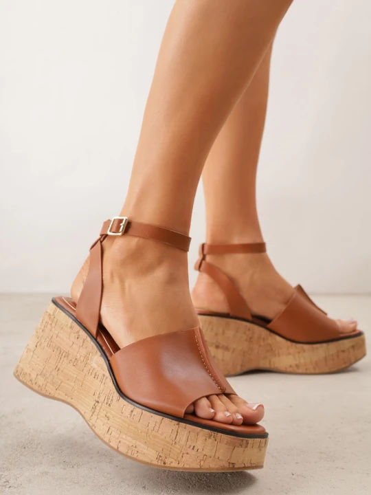 Zdjęcie produktu Brązowe Sandały z Klamerką VICES na Koturnie Stylizowanym na Drewniany Lynnoris