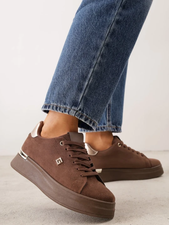 Zdjęcie produktu Brązowe Sneakersy na Grubej Podeszwie z Metalicznymi Akcentami z Imitacji Zamszu Robbia