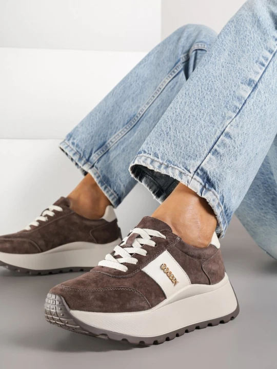 Zdjęcie produktu Brązowe Sneakersy na Platformie z Naturalnego Zamszu z Geometrycznym Wzorem i Napisem Latalissa Goodin