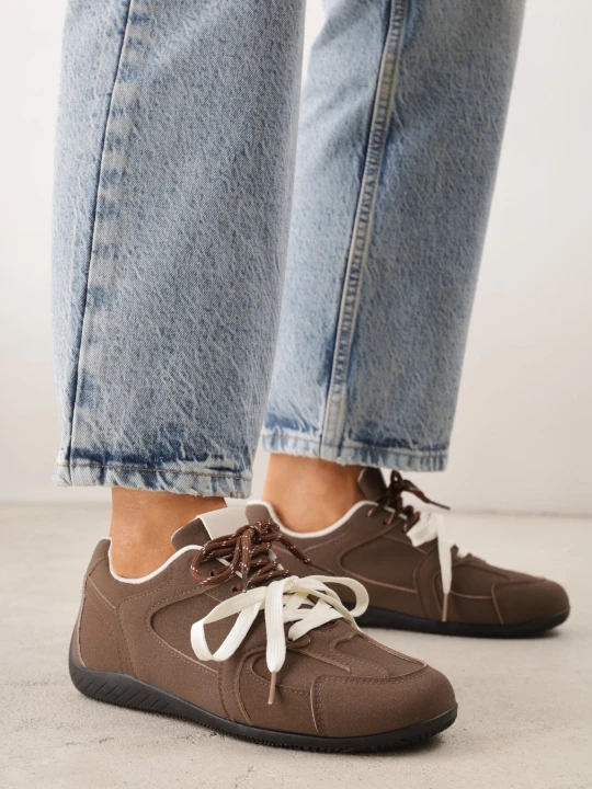 Zdjęcie produktu Brązowe Sneakersy Ozdobione Przeszyciami i Podwójnym Sznurowaniem Coraera Kang You