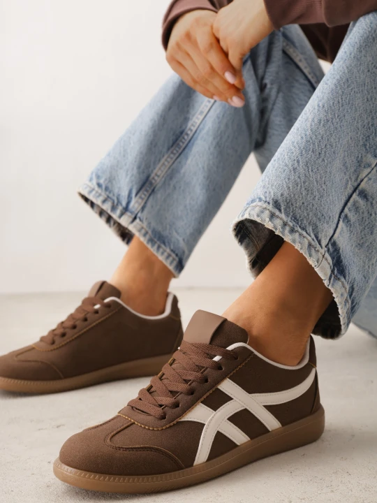 Zdjęcie produktu Brązowe Sneakersy w Stylu Tenisówek Ozdobione Geometrycznymi Paskami Zitora Jumelle