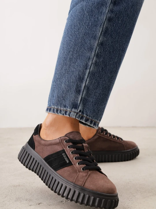 Zdjęcie produktu Brązowe Sneakersy z Naturalnego Zamszu na Grubej Tłoczonej Podeszwie z Napisem Alvid Goodin