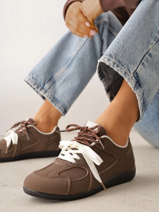 Zdjęcie produktu Brązowe Sneakersy z Podwójnym Sznurowaniem i Geometrycznymi Wstawkami Adrearah Kang You