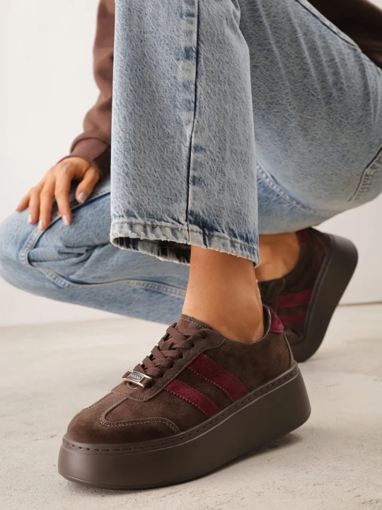 Zdjęcie produktu Brązowe Sneakersy z Zamszu Naturalnego na Platformie Ozdobione Paskami Jiliana Goodin