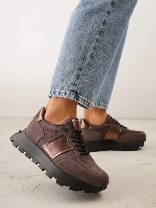 Zdjęcie produktu Brązowe Sneakersy z Zamszu Naturalnego z Perforacją na Grubej Podeszwie Cezarisse Goodin