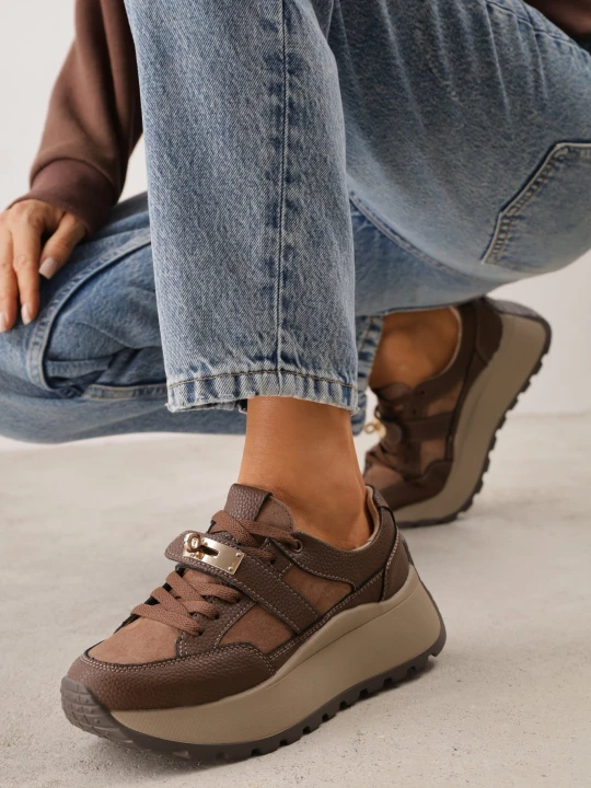Zdjęcie produktu Brązowe Sneakersy ze Skóry Naturalnej na Platformie Zdobione Metalowym Zapięciem Jeannine Goodin