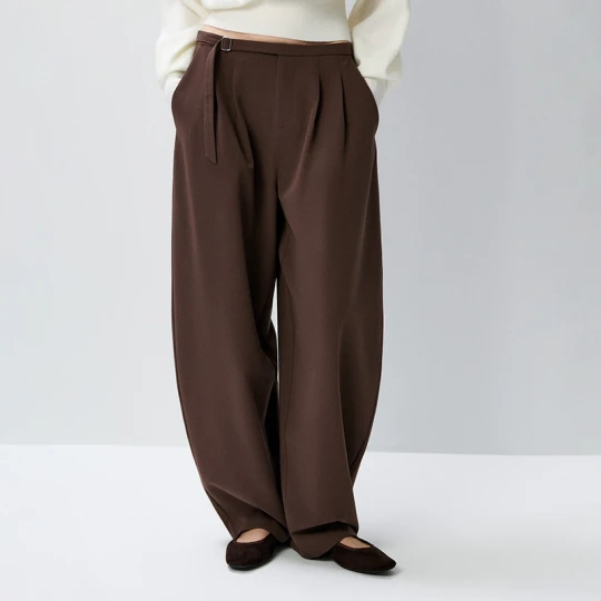 Zdjęcie produktu Brązowe spodnie baggy tailoring z klamerką House