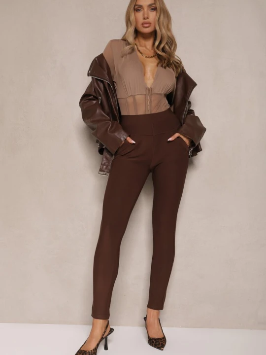 Zdjęcie produktu Brązowe Spodnie o Fasonie Skinny z Gumką w Pasie i Kieszeniami Rizeena Yu & Me