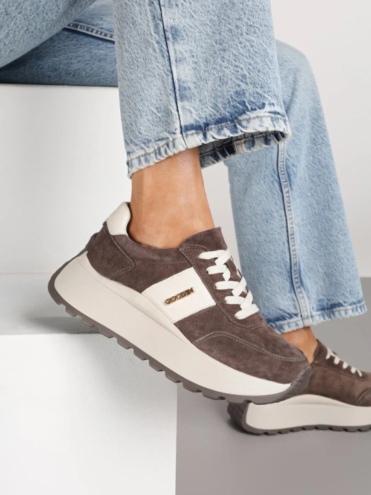 Zdjęcie produktu Brązowe Zamszowe Sneakersy na Grubej Podeszwie z Metalicznym Napisem Latisea Goodin
