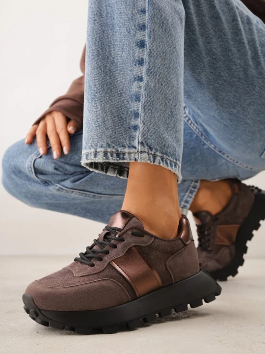 Zdjęcie produktu Brązowe Zamszowe Sneakersy na Podeszwie Chunky z Perforowaną Cholewką Cezarlina Goodin