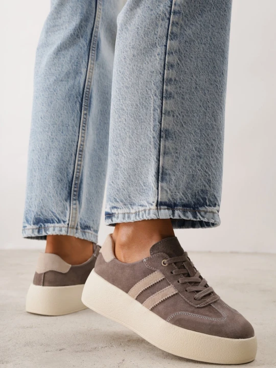 Zdjęcie produktu Brązowe Zamszowe Sneakersy w Stylu Kultowych Tenisówek na Platformie Reveka Goodin