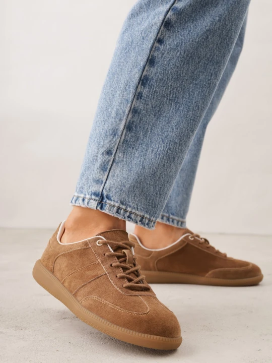 Zdjęcie produktu Brązowe Zamszowe Sneakersy z Wkładką ze Skóry Naturalnej w Stylu Tenisówek Adredine Goodin