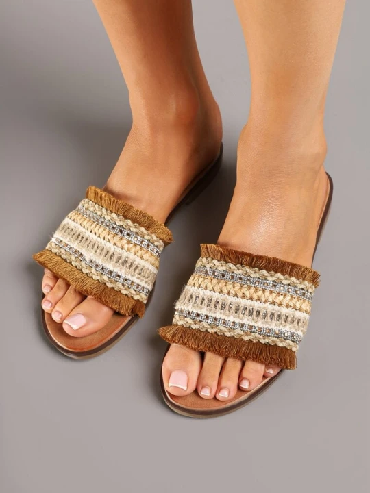 Zdjęcie produktu Brązowo-Beżowe Klapki w Stylu Boho z Frędzlami i Cyrkoniami Banissa Givana