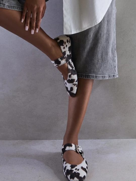 Zdjęcie produktu Brązowo-Białe Balerinki Vices w Krowie Łaty w Stylu Mary Jane ze Skórzaną Wkładką Rilaneia