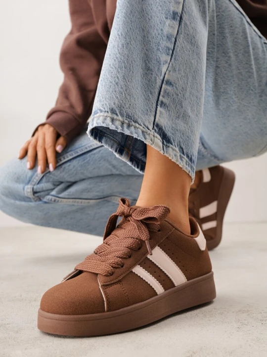 Zdjęcie produktu Brązowo-Białe Sneakersy na Niskiej Platformie z Naszywkami Flordexia Mulanka