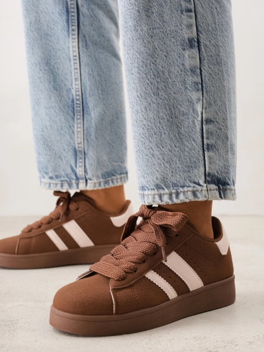 Zdjęcie produktu Brązowo-Białe Sneakersy z Ozdobnymi Naszywkami z Boku Galdexis Mulanka