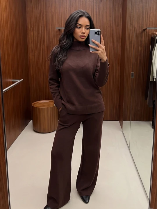 Zdjęcie produktu Brązowy Komplet z Dzianiny z Wiskozą Sweter z Metalicznym Akcentem i Spodnie Regular Nabaria M&d Fashion