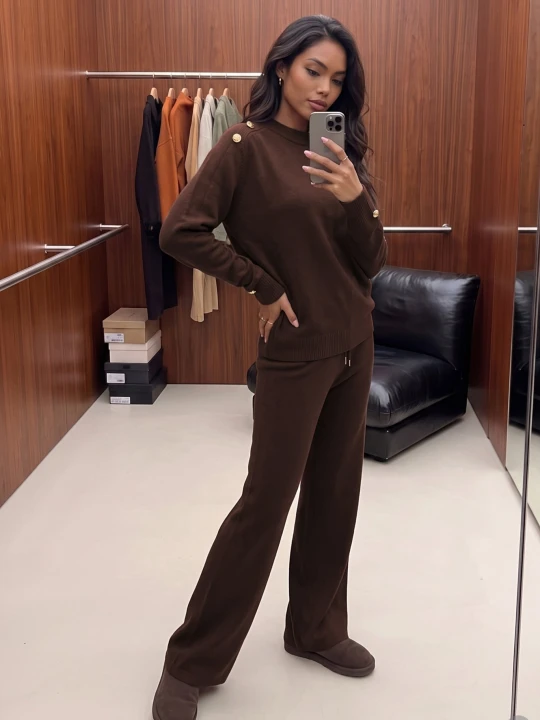 Zdjęcie produktu Brązowy Komplet z Wiskozą Sweter z Guzikami i Spodnie o Szerokim Kroju Rarellia M&d Fashion