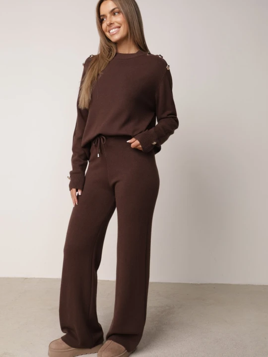 Zdjęcie produktu Brązowy Komplet z Wiskozą Szerokie Spodnie i Sweter Ozdobiony Guzikami Alessina M&d Fashion