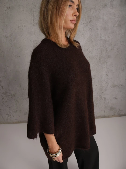 Zdjęcie produktu Brązowy Sweter Oversize z Wełną Szerokimi Rękawami i Długim Włosiem Veniorre Bisou's Project