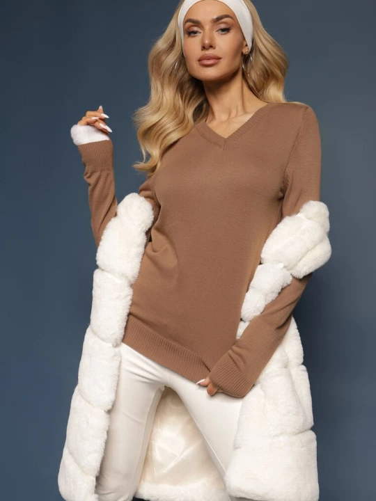 Zdjęcie produktu Brązowy Sweter w Klasycznym Stylu z Dekoltem w Serek Feliriel Miss Poem