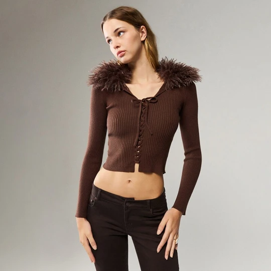 Zdjęcie produktu Brązowy sweter ze sztucznym futerkiem przy dekolcie House
