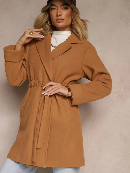 Zdjęcie produktu Brązowy Szlafrokowy Płaszcz z Wiązanym Paskiem i Ozdobnym Marszczeniem w Pasie Pittia New Collection