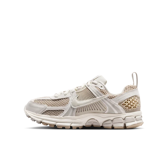 Zdjęcie produktu Buty dla dużych dzieci Nike Vomero 5 z odblaskowymi akcentami - Szary