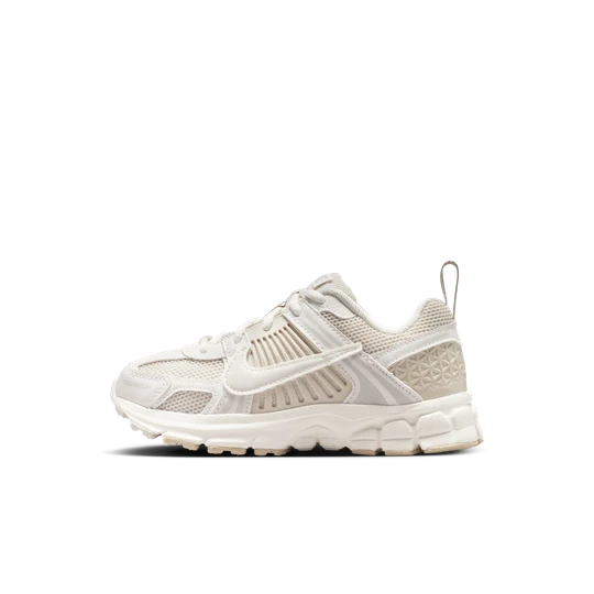 Zdjęcie produktu Buty dla małych dzieci Nike Vomero 5 (klasyczne sznurowadła) - Szary