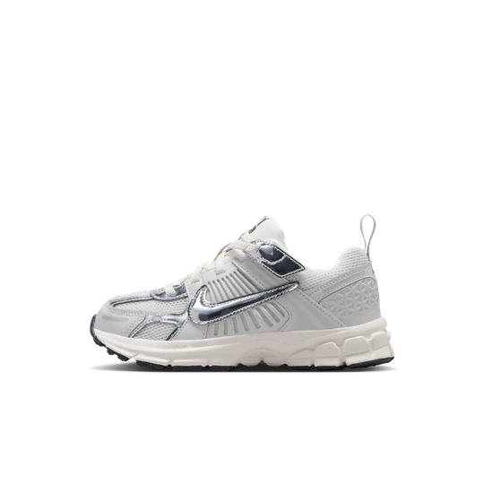 Zdjęcie produktu Buty dla małych dzieci z elementami o designie odbijającym światło Nike Vomero 5 - Szary