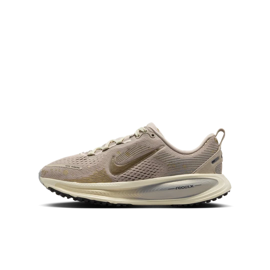 Zdjęcie produktu Buty do biegania po asfalcie dla dużych dzieci Nike Vomero 18 - Brązowy