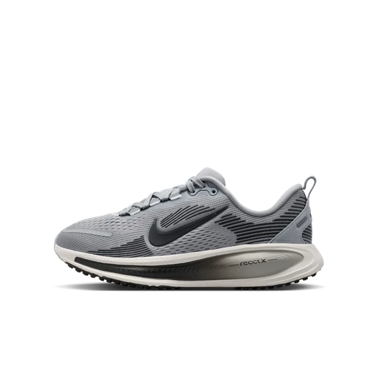 Zdjęcie produktu Buty do biegania po asfalcie dla dużych dzieci Nike Vomero 18 - Szary