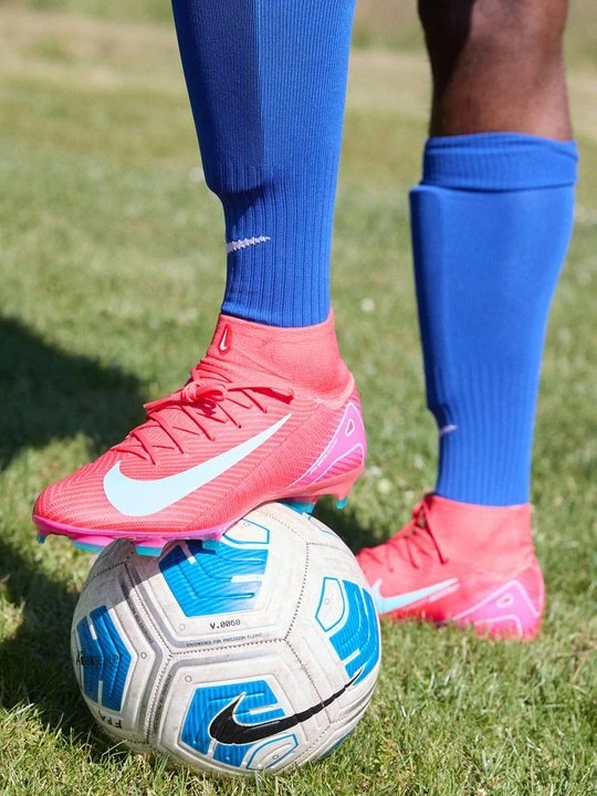 Zdjęcie produktu Buty piłkarskie na twardą nawierzchnię Nike czerwony