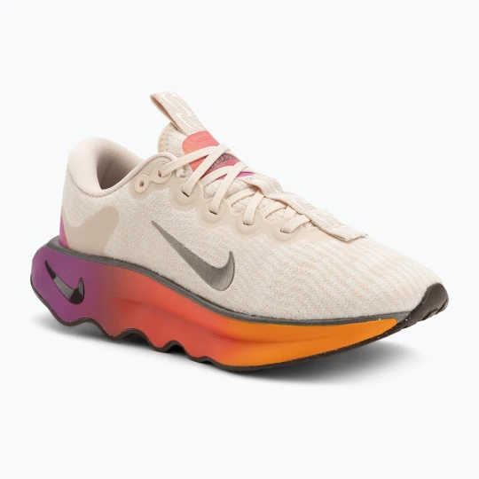Zdjęcie produktu Buty treningowe damskie Nike Motiva SE pearl white/pale ivory/vivid purple/mtl gold grain Różowy