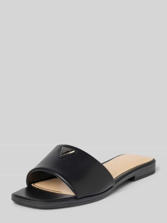 Zdjęcie produktu Buty wsuwane z materiału skóropodobnego model 'Ramlan' Guess Czarny