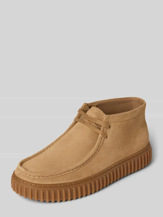 Zdjęcie produktu Buty z wyprofilowaną podeszwą model ‘Torhill Hi’ Clarks Piaskowy