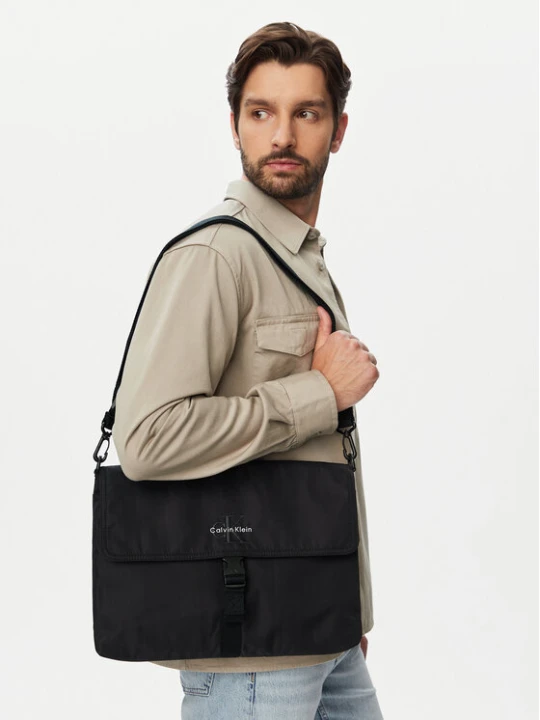 Zdjęcie produktu Calvin Klein Saszetka Bold Laptop Sleeve W/ Strap (Nyl LV04D1222G Czarny