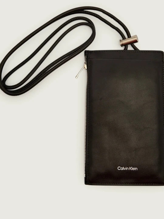 Zdjęcie produktu Calvin Klein Skórzana torebka na telefon 8" czarny