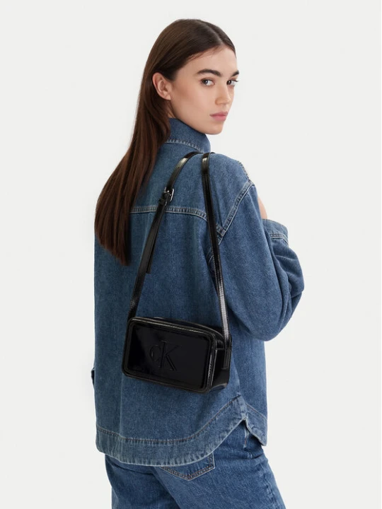 Zdjęcie produktu Calvin Klein Torebka Bold Ck Metallic Camera Bag LV04F3331G Czarny