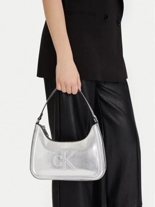 Zdjęcie produktu Calvin Klein Torebka Bold Ck Metallic Shoulder Bag LV04F3332G Srebrny