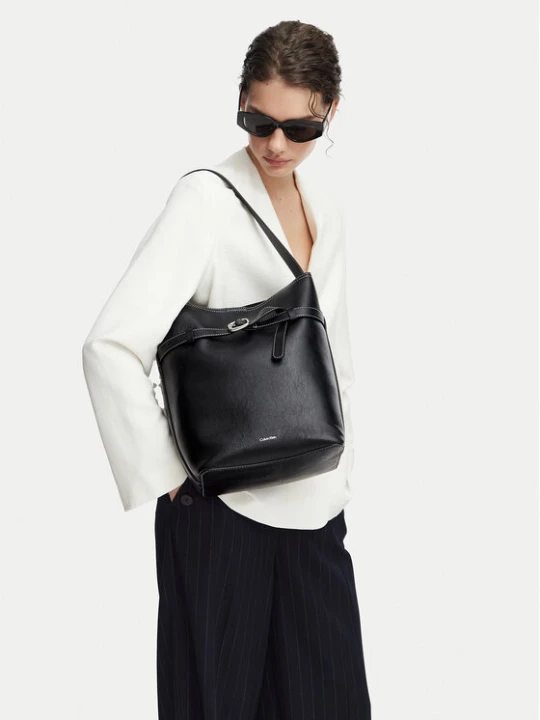 Zdjęcie produktu Calvin Klein Torebka Buckle Medium Bucket LV04F3551G Czarny