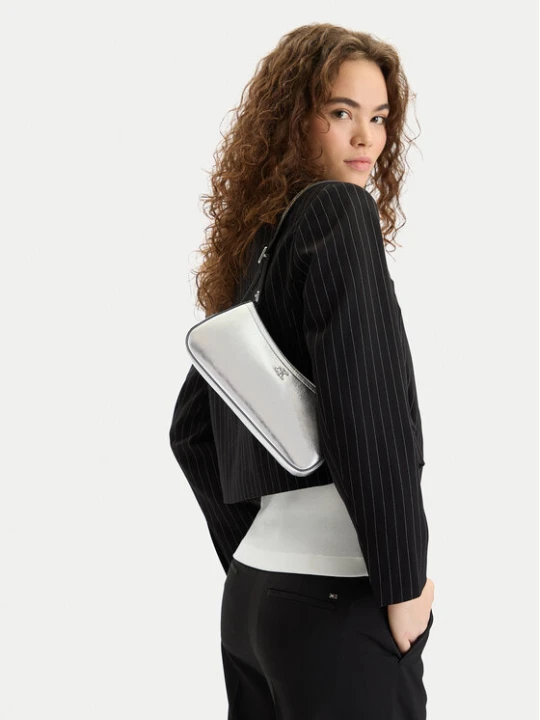 Zdjęcie produktu Calvin Klein Torebka Ck Metallic Small Shoulder Bag LV04F3304G Srebrny