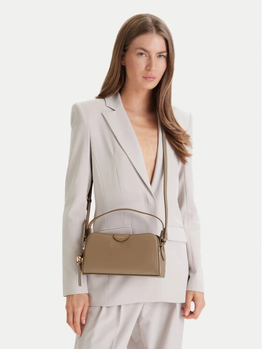 Zdjęcie produktu Calvin Klein Torebka Emblem Trio Top Handle Camera Ba LV04F3370G Beżowy