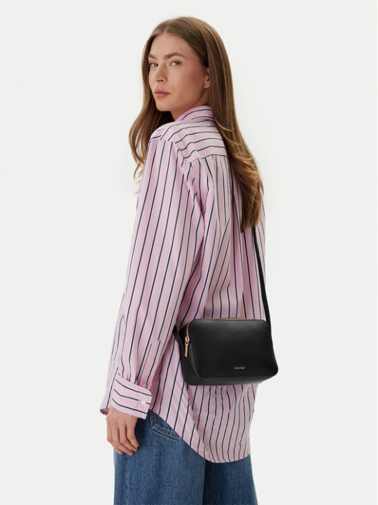 Zdjęcie produktu Calvin Klein Torebka Foil Logo Elongated Camera Bag LV04F3276G Czarny