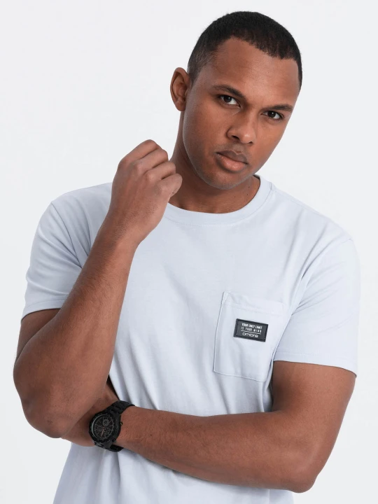 Zdjęcie produktu Casualowy t-shirt męski z naszywką na kieszeni – błękitny V9 - Rozmiar: L Ombre Clothing