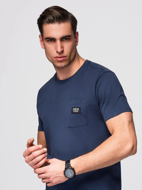 Zdjęcie produktu Casualowy t-shirt męski z naszywką na kieszeni – granatowy V10 - Rozmiar: S Ombre Clothing