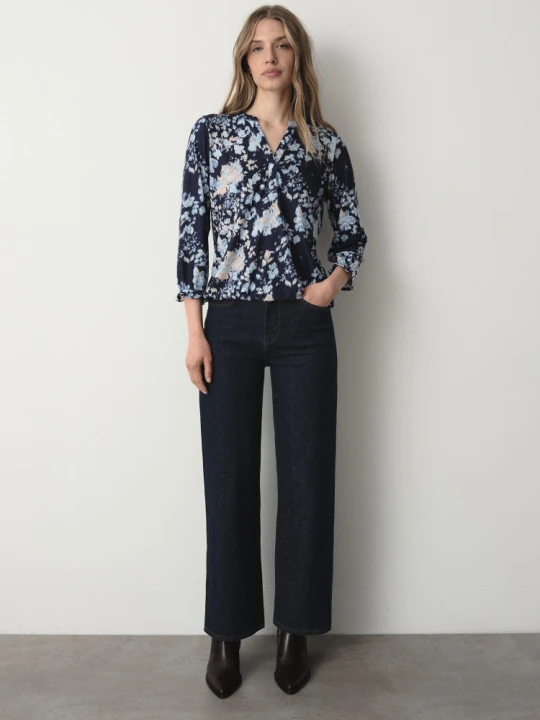 Zdjęcie produktu Casualowy top w błękitne kwiaty Greenpoint granatowy