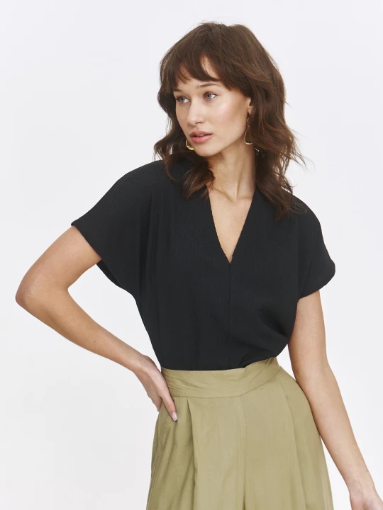 Zdjęcie produktu Casualowy top z dekoltem v-neck TOP SECRET Czarny